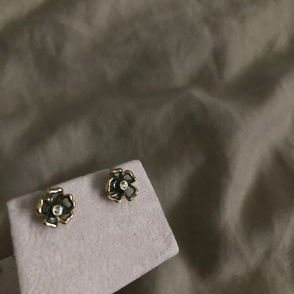 Bundle Item: Green Flower Earrings - Picture 3 of 3